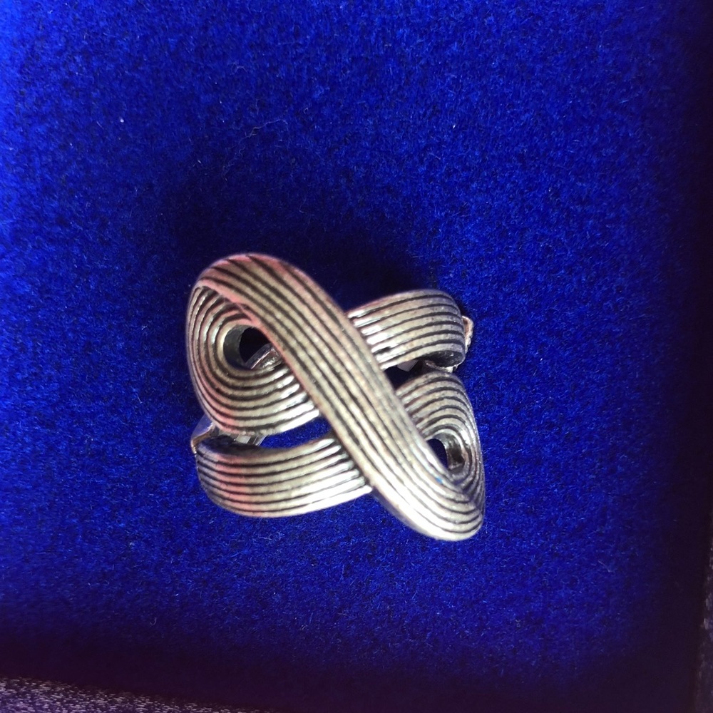 Premier Designs Silver Twist stretch ring. NEW